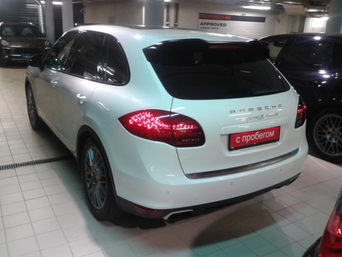 Porsche Cayenne S Hybrid сзади в Калининграде